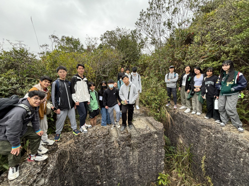Dr. Vincent Chan (tutor of HKU's Common Core Course and University Hall) led students to explore Shing Mun Redoubt and learn about the history of World War II relic.
 